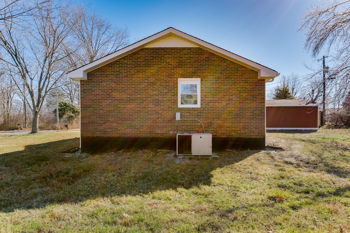816 Garrettsburg Road Clarksville, TN 37042 - Photo 30 of 34 a front view of a house with garden