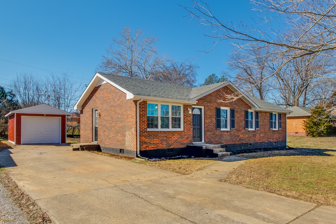 816 Garrettsburg Road Clarksville, TN 37042 - Photo 3 of 34 a front view of a house with a yard