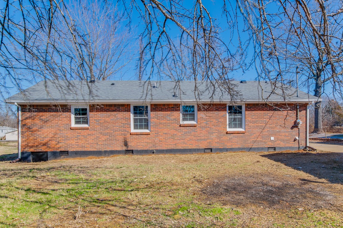 816 Garrettsburg Road Clarksville, TN 37042 - Photo 32 of 34 a backyard of a house