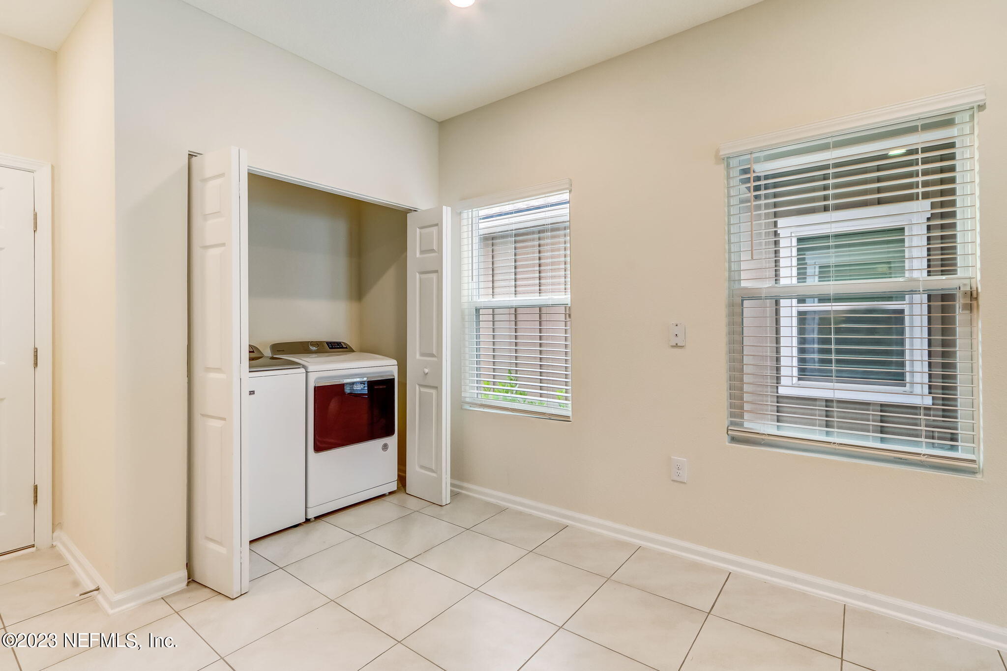832 Observatory Parkway Jacksonville, FL 32218 - Photo 12 of 27 a utility room with dryer and washer