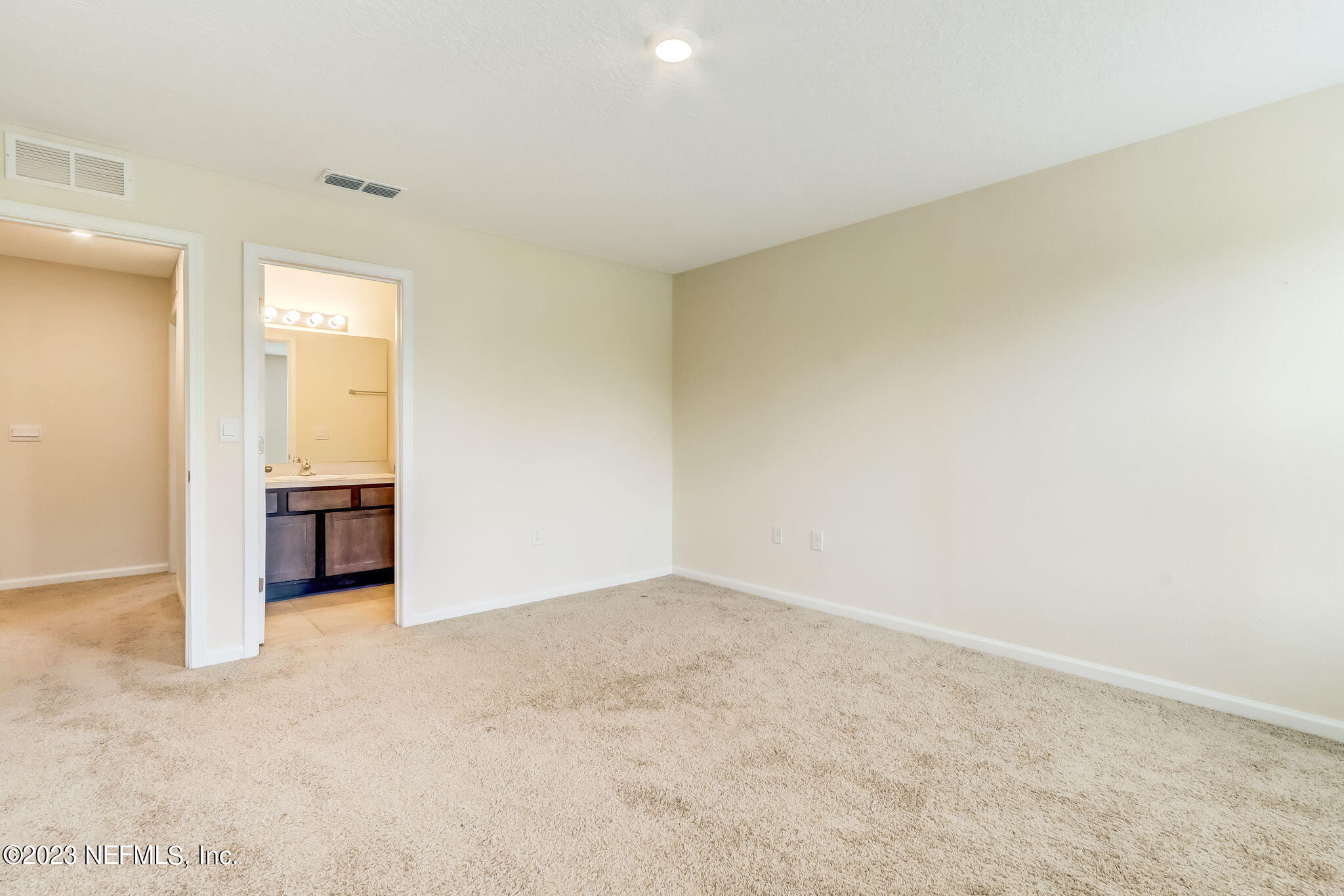 832 Observatory Parkway Jacksonville, FL 32218 - Photo 18 of 27 an empty room with a bathroom