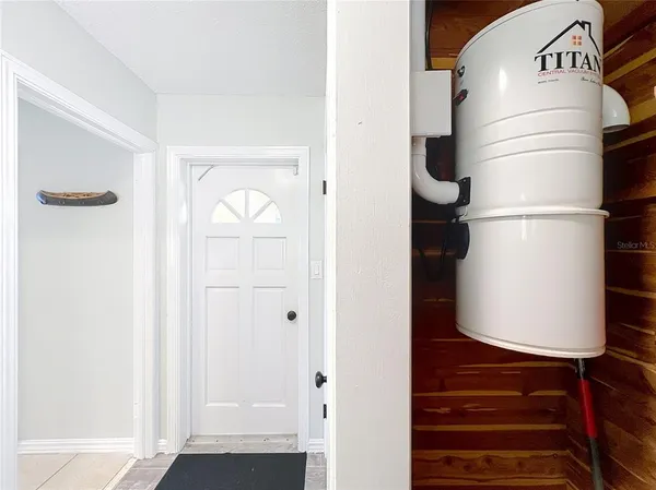 a view of backyard of the house