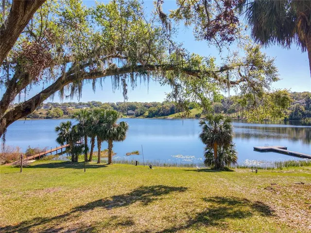 a view of a sitting area in the back yard