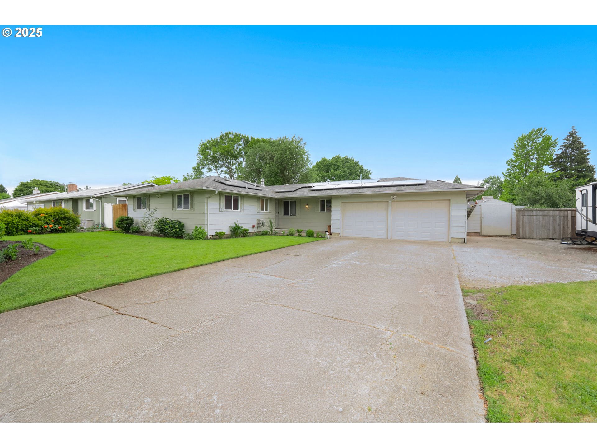 a view of an house with backyard space and balcony