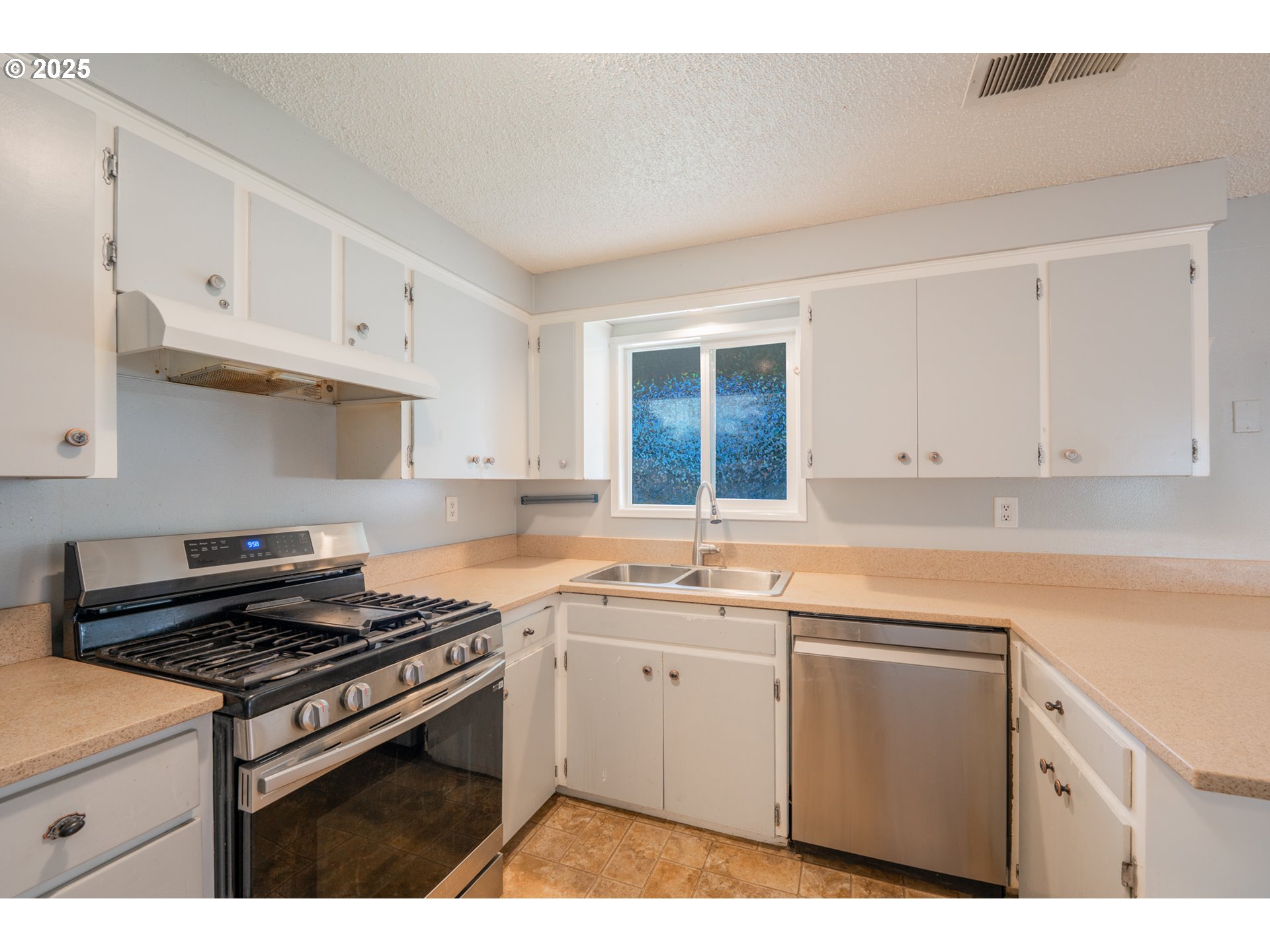 446 44th Avenue Southeast Salem, OR 97317 - Photo 11 of 37 a kitchen with cabinets appliances and a window