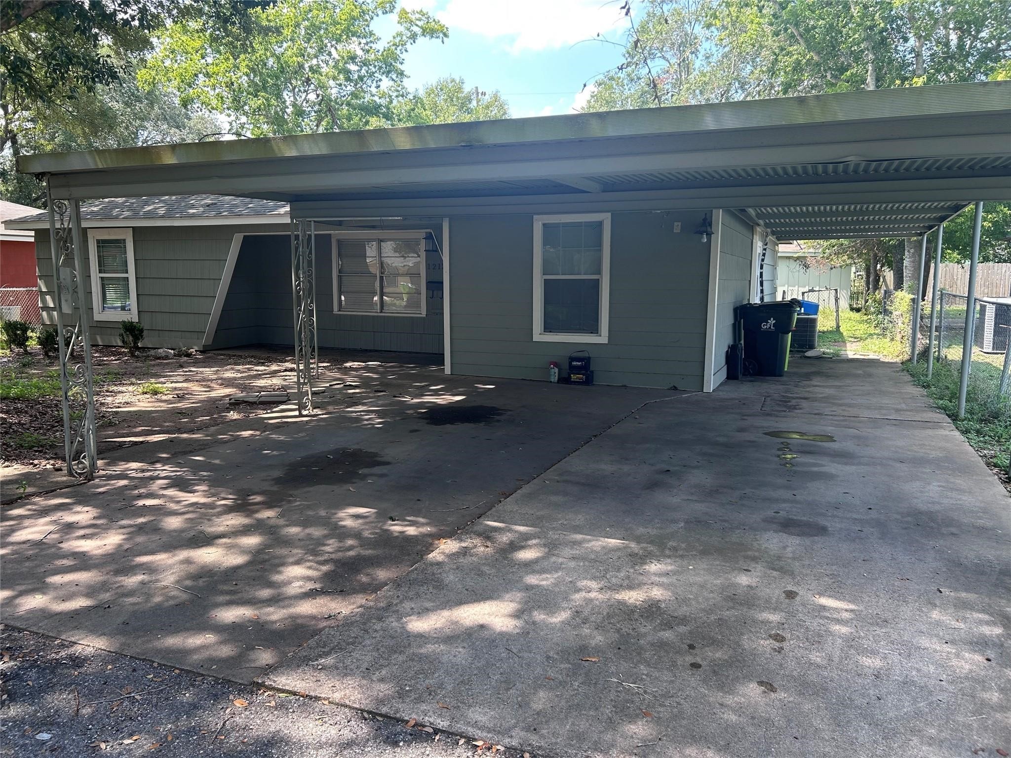a view of a house with backyard