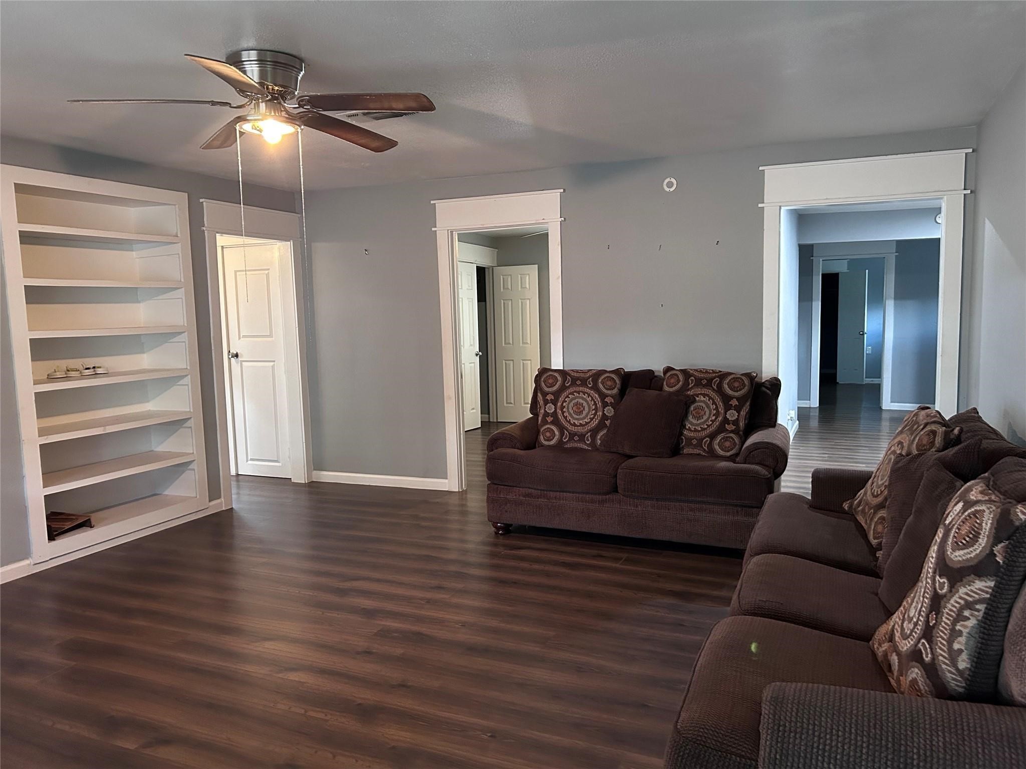 1212 Alamo Street Rosenberg, TX 77471 - Photo 3 of 34 a living room with furniture and a ceiling fan
