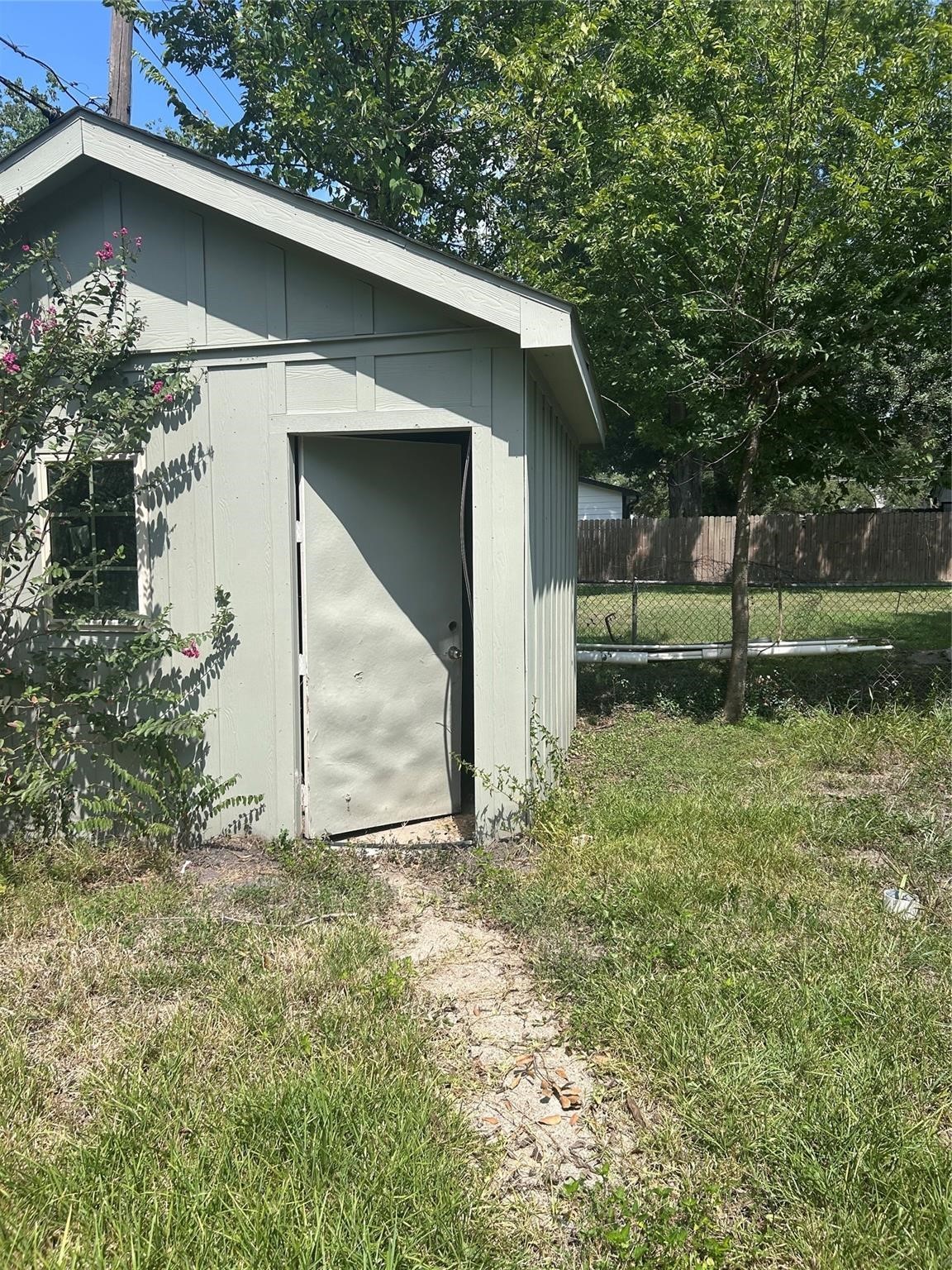 1212 Alamo Street Rosenberg, TX 77471 - Photo 31 of 34 a backyard of a house with lots of green space