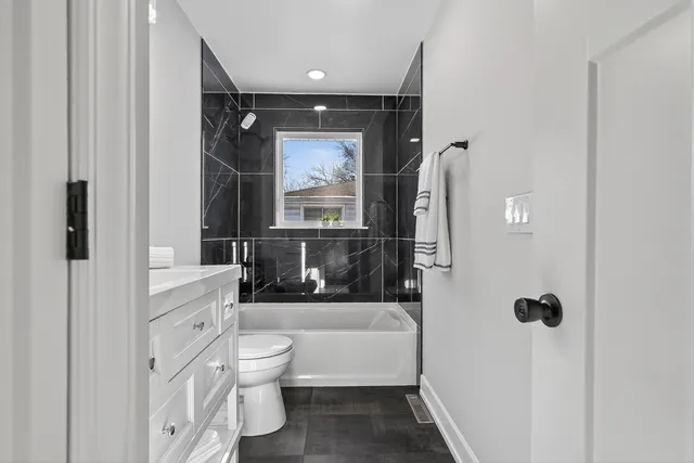 $319,500 | 15554 South Park Avenue, South Holland, IL 60473