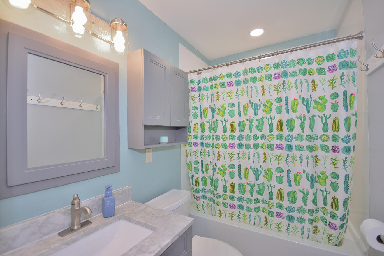 4635 South 50th Street Greenfield, WI 53220 - Photo 13 of 31 BATH