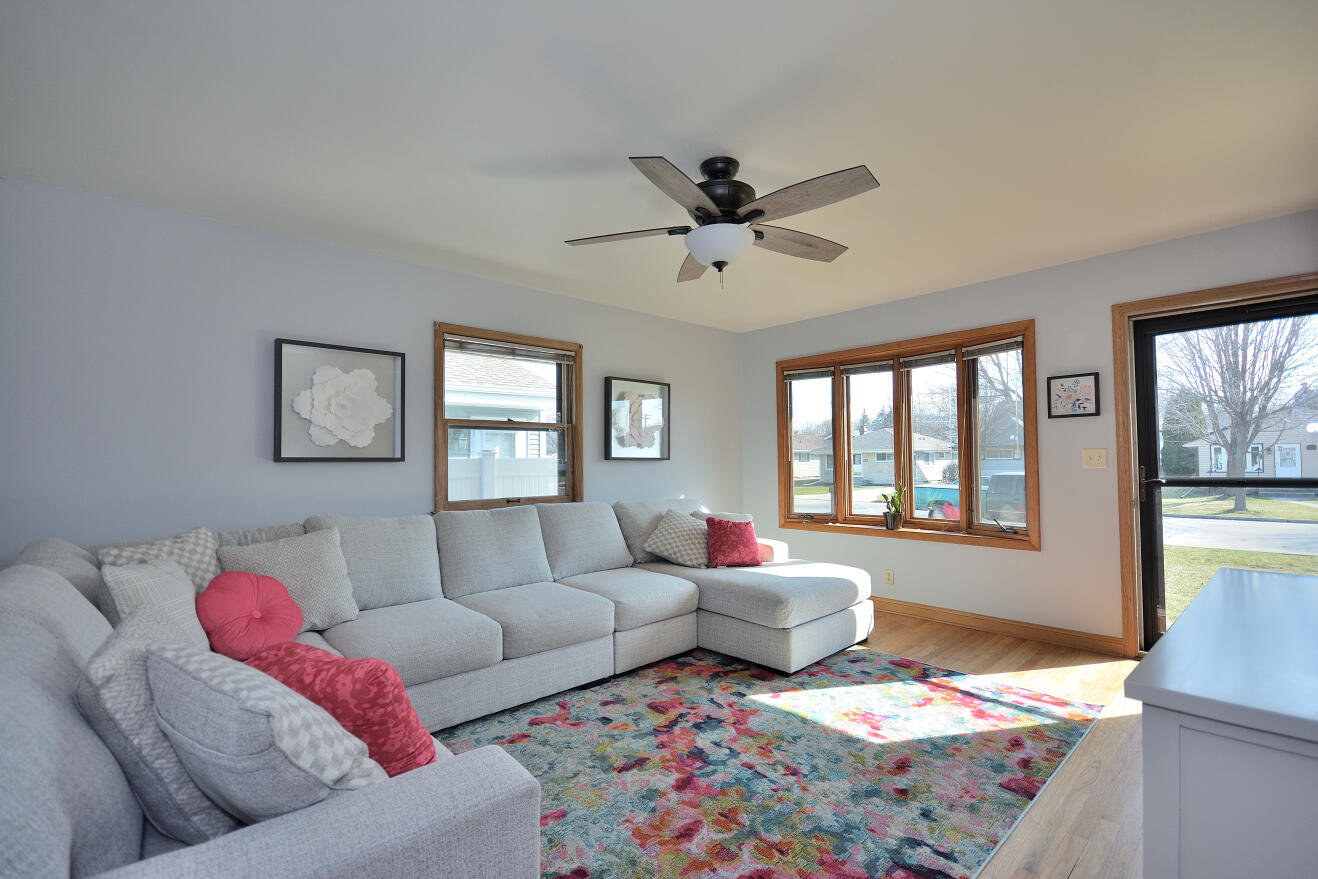 4635 South 50th Street Greenfield, WI 53220 - Photo 4 of 31 LIVING ROOM
