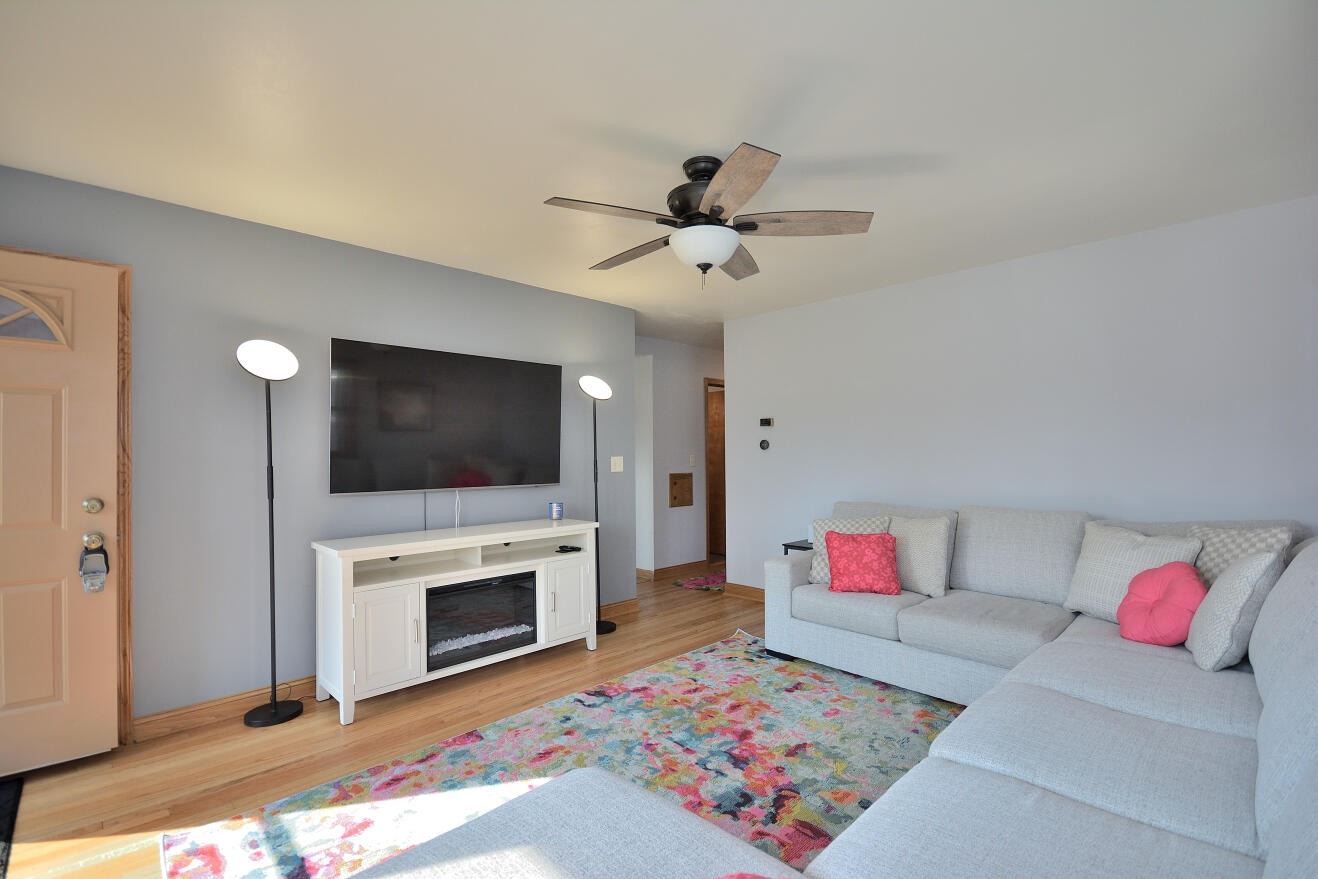 4635 South 50th Street Greenfield, WI 53220 - Photo 5 of 31 LIVING ROOM