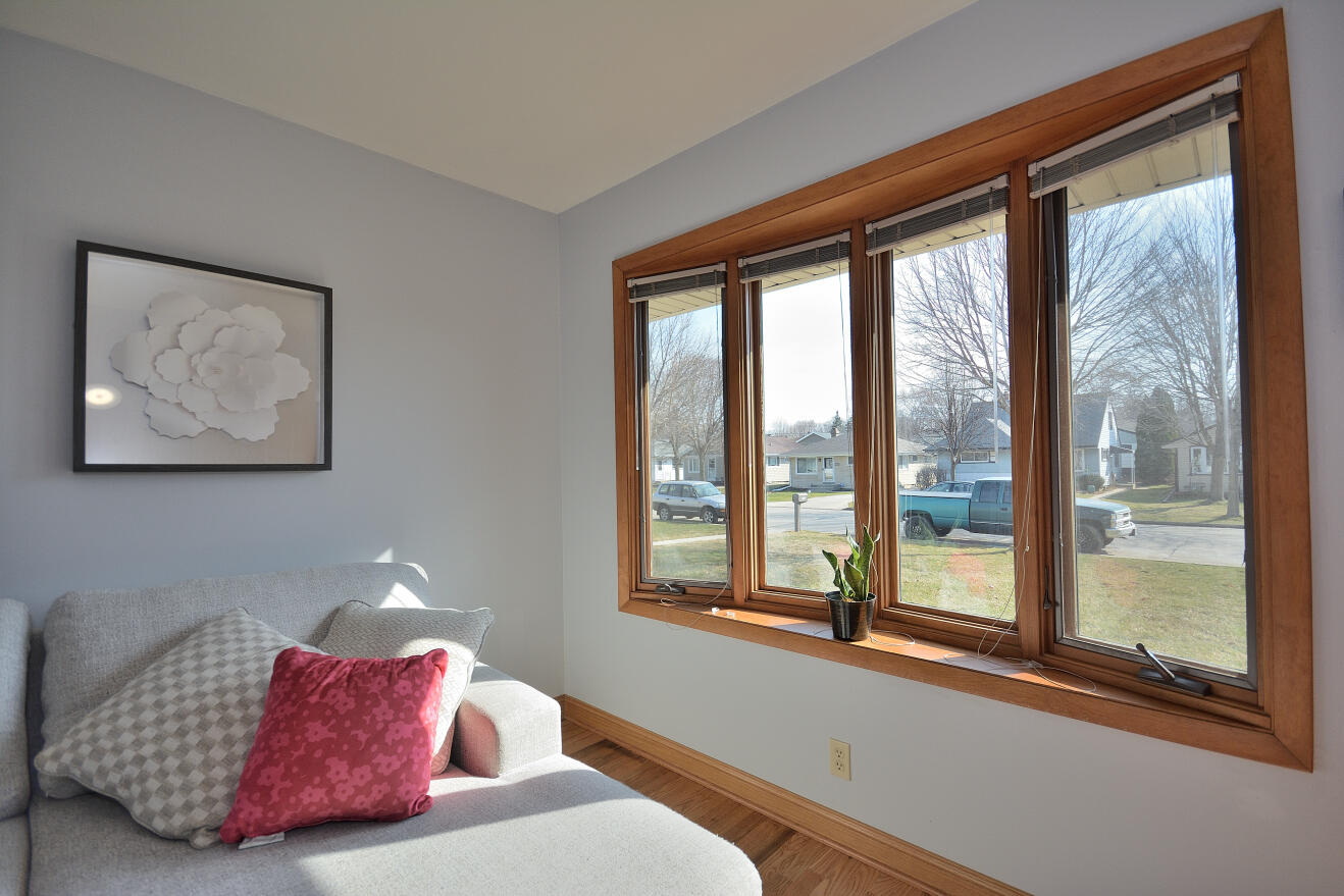 4635 South 50th Street Greenfield, WI 53220 - Photo 6 of 31 LIVING ROOM