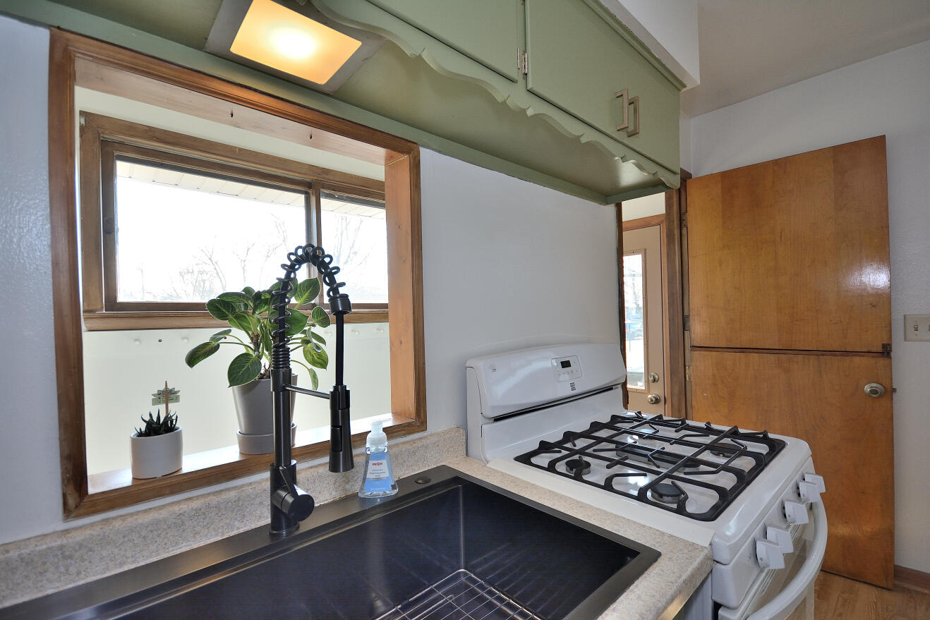 4635 South 50th Street Greenfield, WI 53220 - Photo 8 of 31 KITCHEN