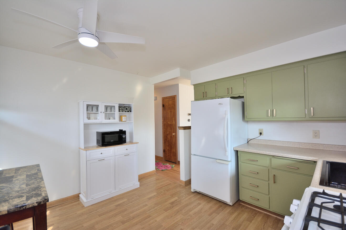 4635 South 50th Street Greenfield, WI 53220 - Photo 10 of 31 KITCHEN
