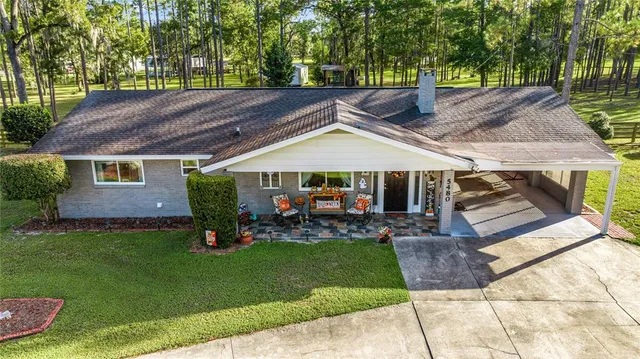 a view of a house with a yard