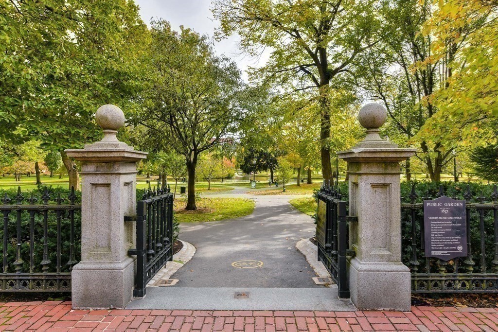 81 Beacon Street, Unit 8 Boston, MA 02108 - Photo 28 of 32 a front view of a house with garden