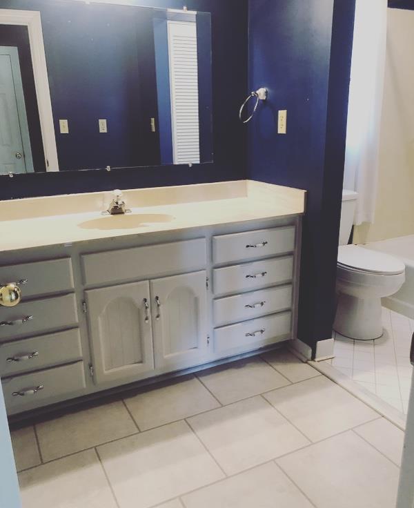 1607 Cairo Road Gallatin, TN 37066 - Photo 29 of 30 a bathroom with a mirror sink and toilet