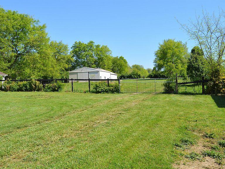 1607 Cairo Road Gallatin, TN 37066 - Photo 8 of 30 a view of a backyard with a garden and entertaining space