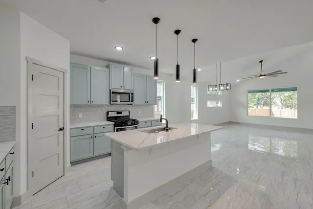 $370,000 | 202 Washington Street, Elgin, TX 78621