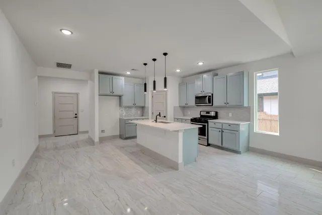 $370,000 | 202 Washington Street, Elgin, TX 78621