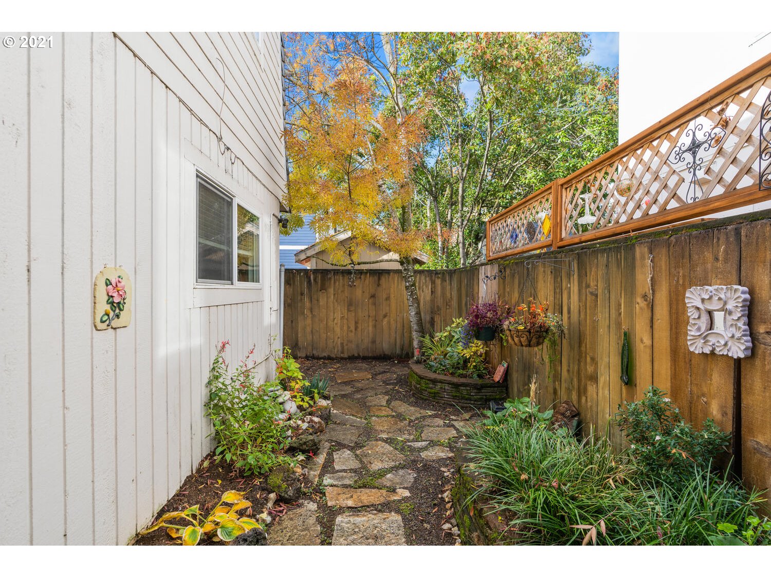 8065 North Ivanhoe Street, Unit 5 Portland, OR 97203 - Photo 22 of 32 a backyard of a house