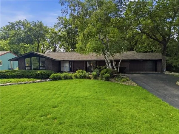 $449,900 | 1024 Eustace Drive, Dixon, IL 61021