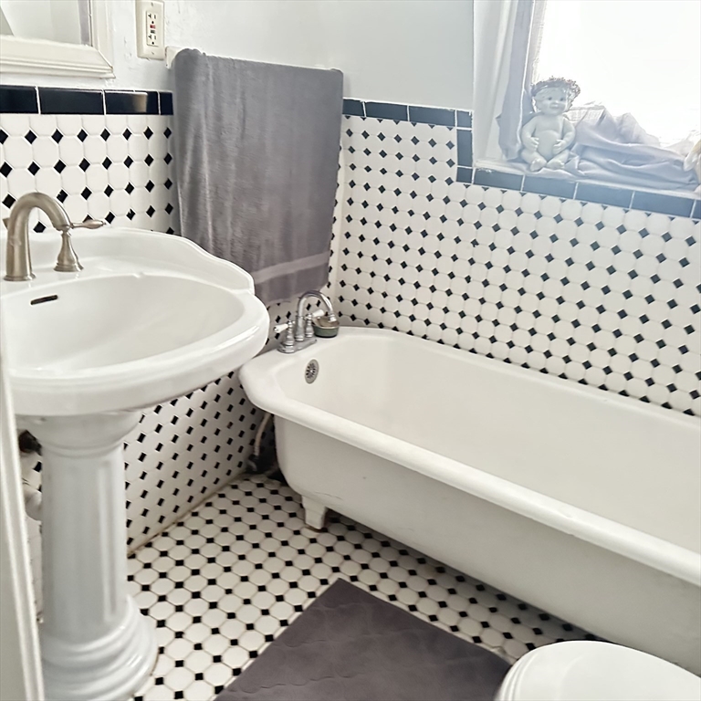 127 Elijah Street Springfield, MA 01109 - Photo 17 of 36