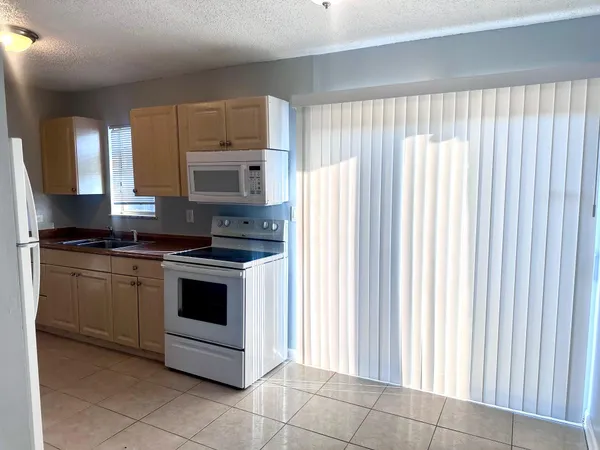 $1,900 | 9326 Sunrise Drive, Unit 9332, West Palm Beach, FL 33403