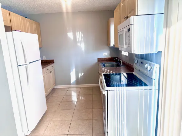 $1,900 | 9326 Sunrise Drive, Unit 9332, West Palm Beach, FL 33403