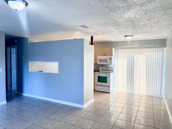 $1,900 | 9326 Sunrise Drive, Unit 9332, West Palm Beach, FL 33403
