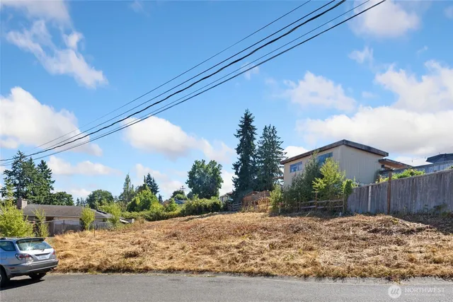 a view of a house with a backyard