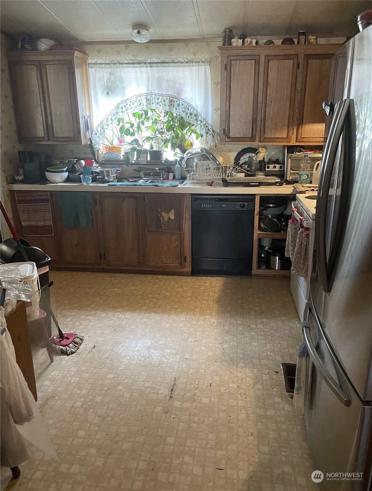 122 Keeting Road Sequim, WA 98382 - Photo 5 of 13 a room with a table and a fireplace