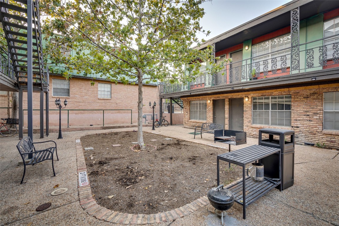 311 East 31st Street, Unit 103 Austin, TX 78705 - Photo 26 of 27 a view of a backyard with table and chairs
