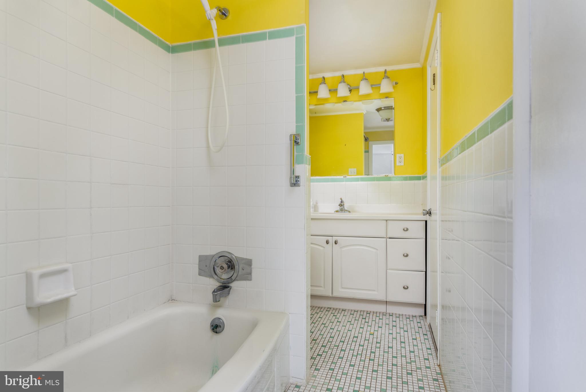 226 Foxcroft Road Broomall, PA 19008 - Photo 33 of 38 2nd bath