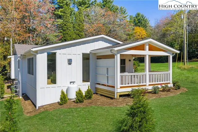 a view of a house with backyard and garden
