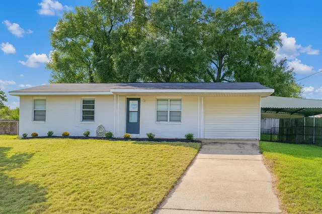 a view of a house with a yard
