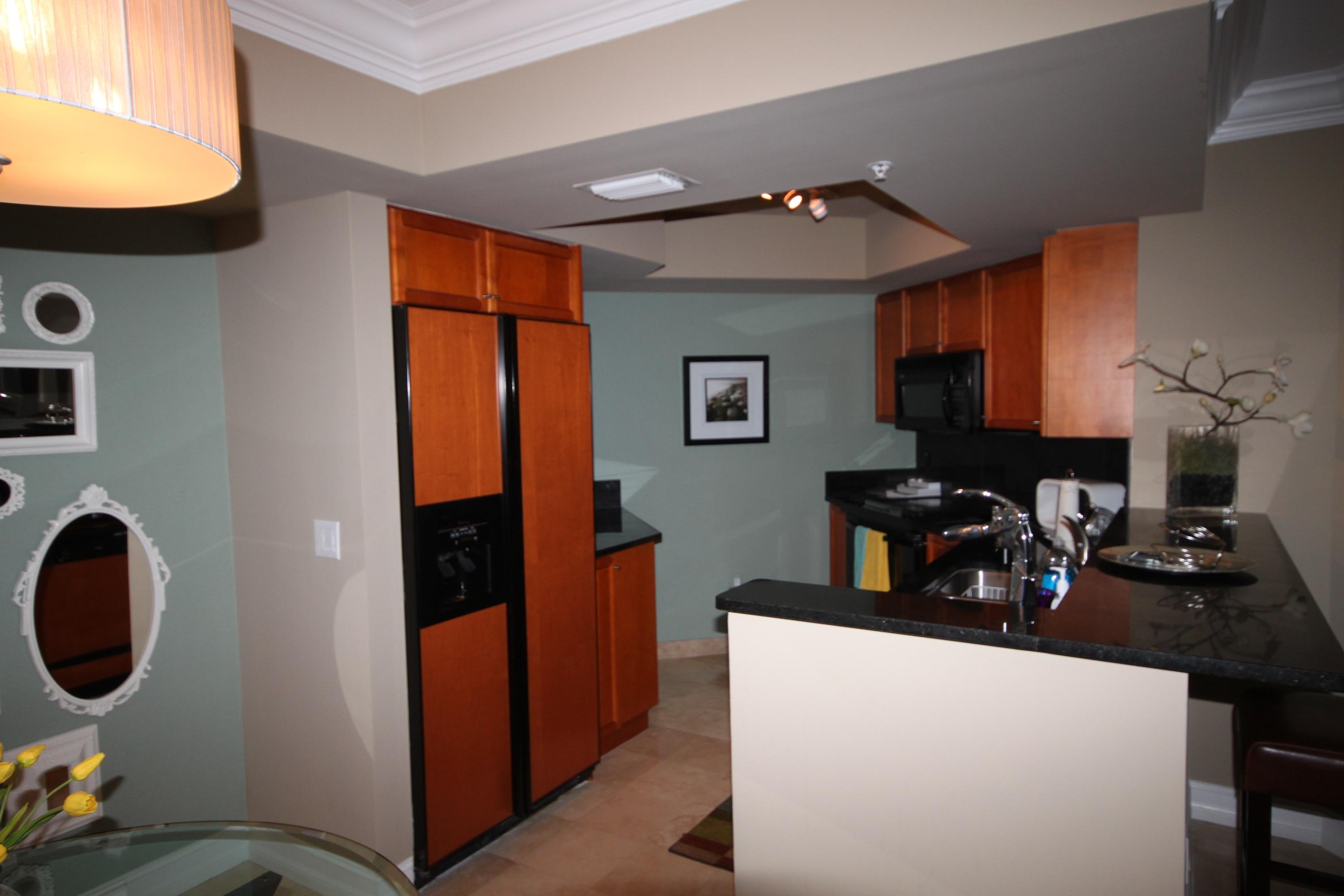 99 Southeast Mizner Boulevard, Unit 219 Boca Raton, FL 33432 - Photo 9 of 14 a living room with furniture and a mirror