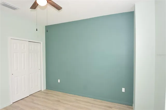 a view of empty room with window