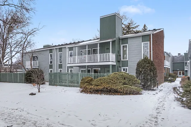 $243,000 | 2099 Creekside Drive, Unit 14, Wheaton, IL 60189