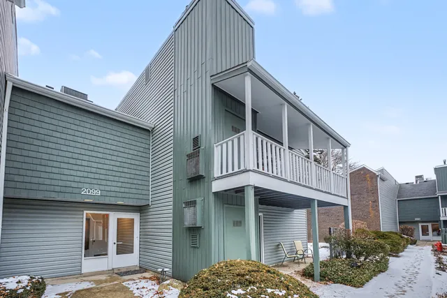 $243,000 | 2099 Creekside Drive, Unit 14, Wheaton, IL 60189