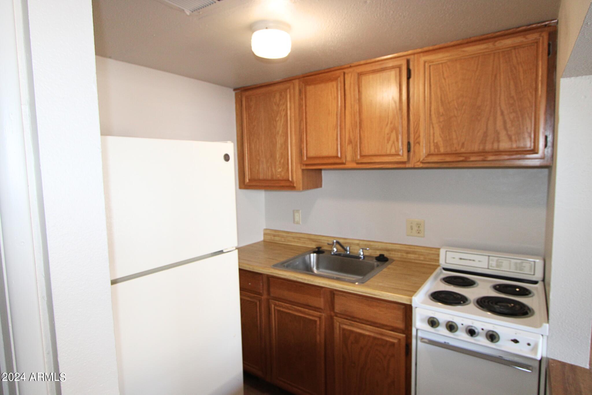 9230 North 6th Street, Unit 2 Phoenix, AZ 85020 - Photo 6 of 11 a utility room with dryer and washer