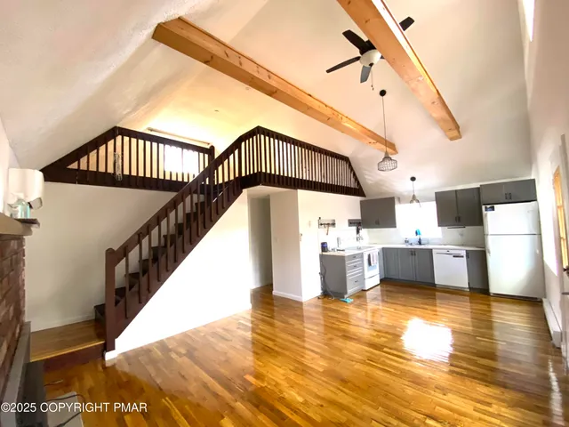 a view of entryway and kitchen