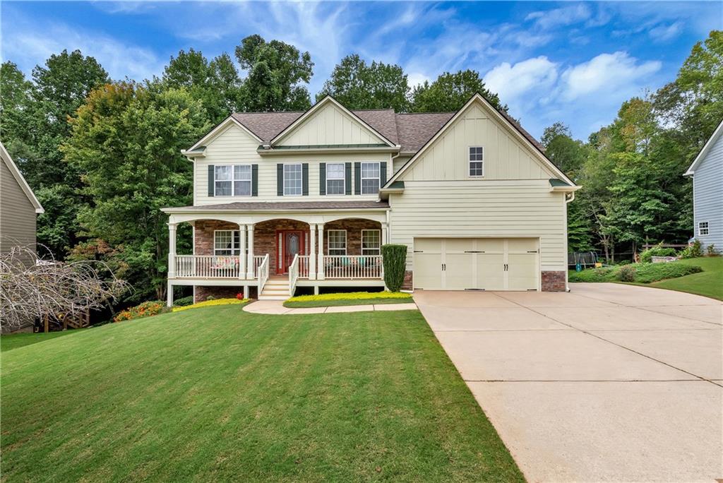 a view of a yard in front of house