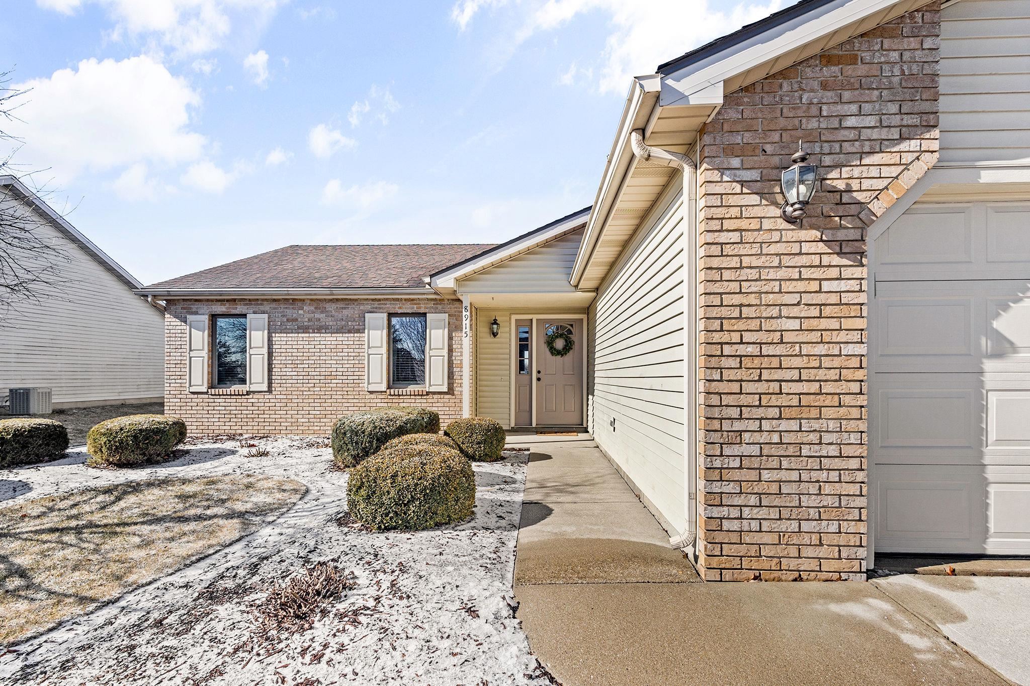 8915 Goshawk Lane Fort Wayne, IN 46825 - Photo 4 of 34