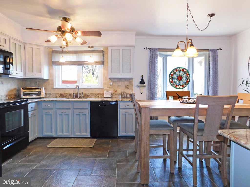 123 Signal Hill Road Holland, PA 18966 - Photo 8 of 38 Eat-in Kitchen