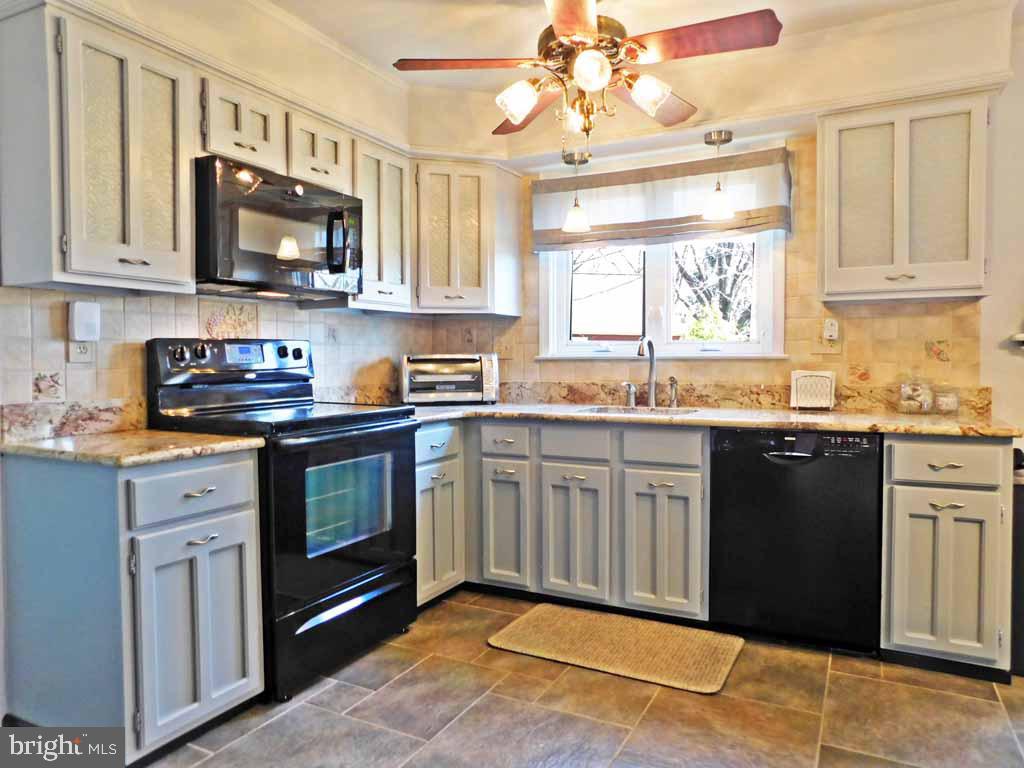 123 Signal Hill Road Holland, PA 18966 - Photo 9 of 38 Kitchen