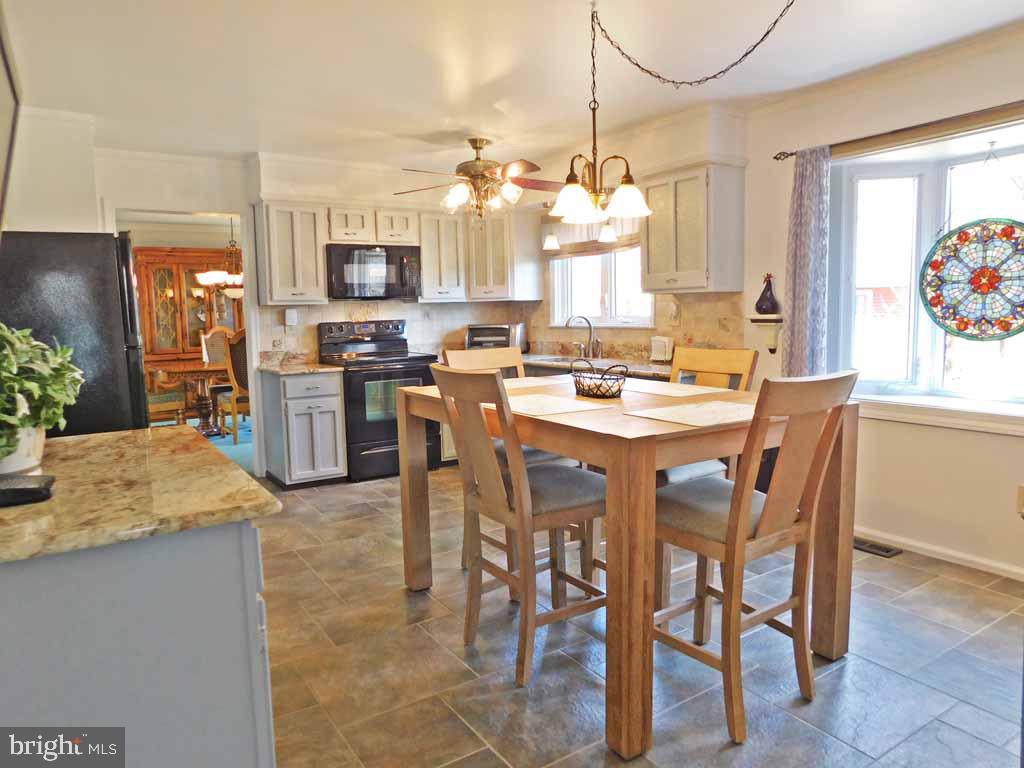 123 Signal Hill Road Holland, PA 18966 - Photo 10 of 38 Breakfast Nook