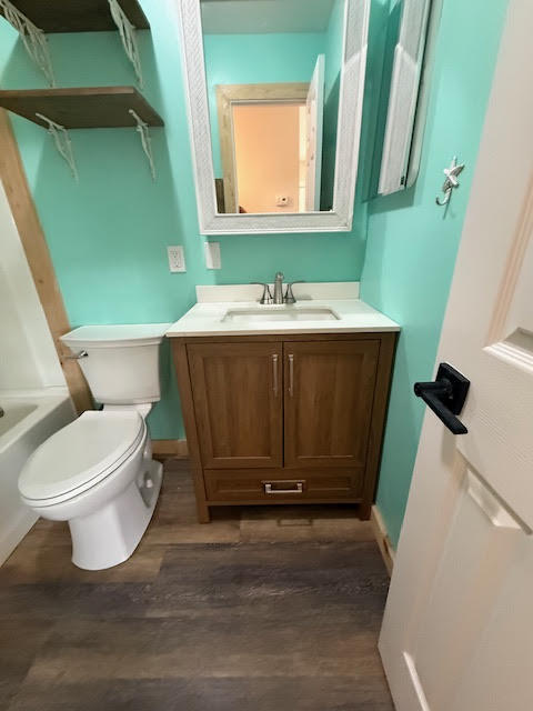 541 South Brocksmith Road Fort Pierce, FL 34945 - Photo 17 of 36 a bathroom with a toilet a sink and a bathtub