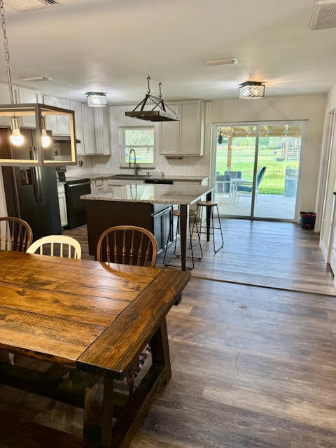 541 South Brocksmith Road Fort Pierce, FL 34945 - Photo 4 of 36 a living room with stainless steel appliances kitchen island granite countertop wooden floors and view living room
